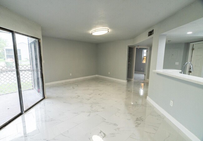 Foto del edificio - 975 N Franklin Ave