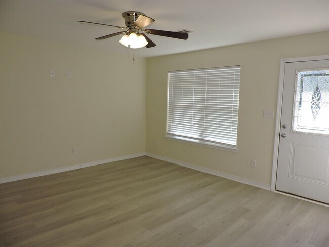 Building Photo - Convenient to bases, shopping & beaches!