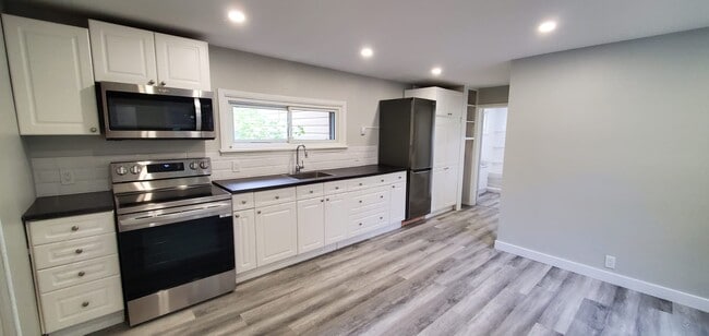 Building Photo - 57 Quinte Vw Dr