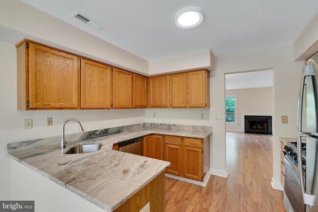 Kitchen - 430 Churchill Ct