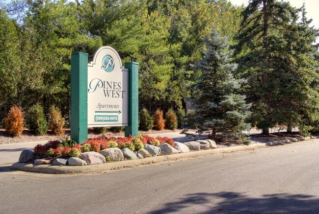 Foto del edificio - Pines West Apartments