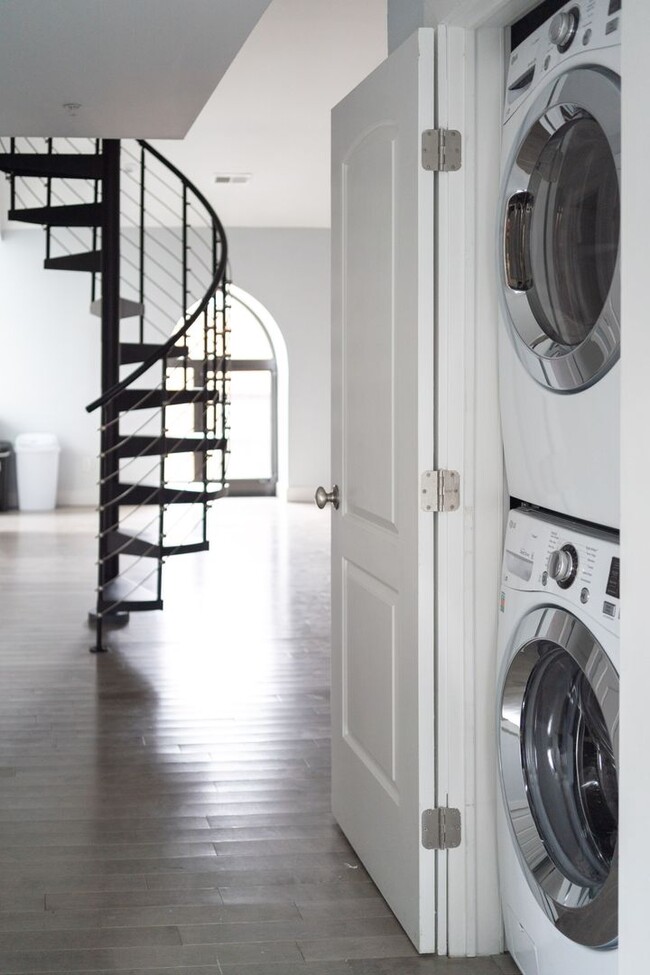 Foto del edificio - Luxury 4 bed + 2.5 bath apartments in East...
