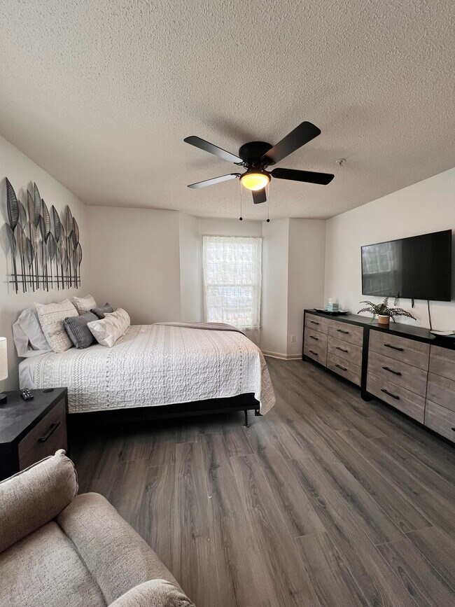 Foto del edificio - 711 Rivertree Ln