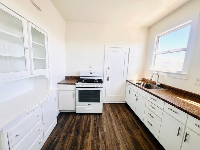 Building Photo - Exceptional Location! Sun Filled Top Floor...