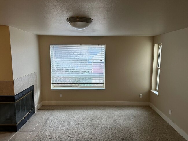 Building Photo - Quiet Updated South Queen 1bd 1bath Condo ...