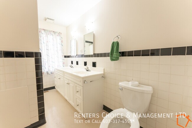 Photo du bâtiment - Reno'd 1/2 Duplex fts Fantastic Garage + Wheelchair Ramp + Lawn Care