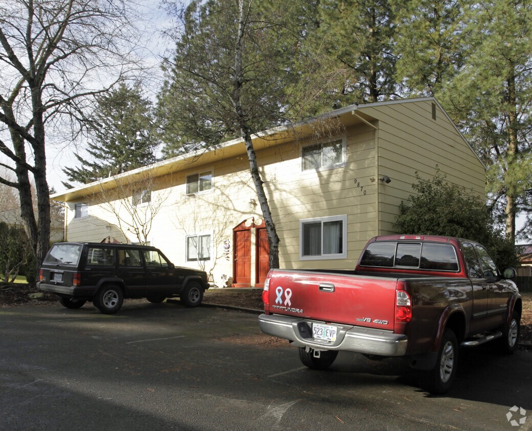 Mckenzie Townhomes Apartments in Tigard, OR