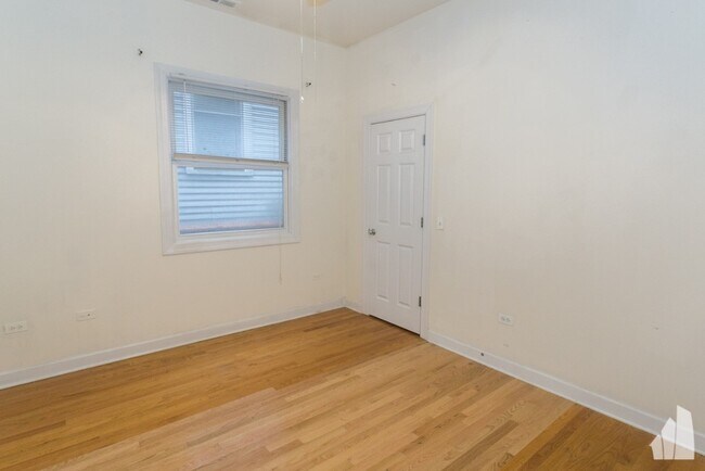 Building Photo - 1438 W Belmont Ave