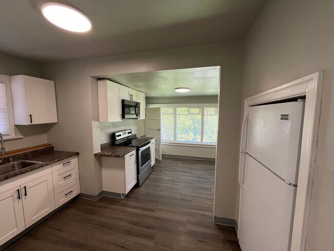 Building Photo - Seattle 5Bed / 2 bath Home - 2bed 1bath up...