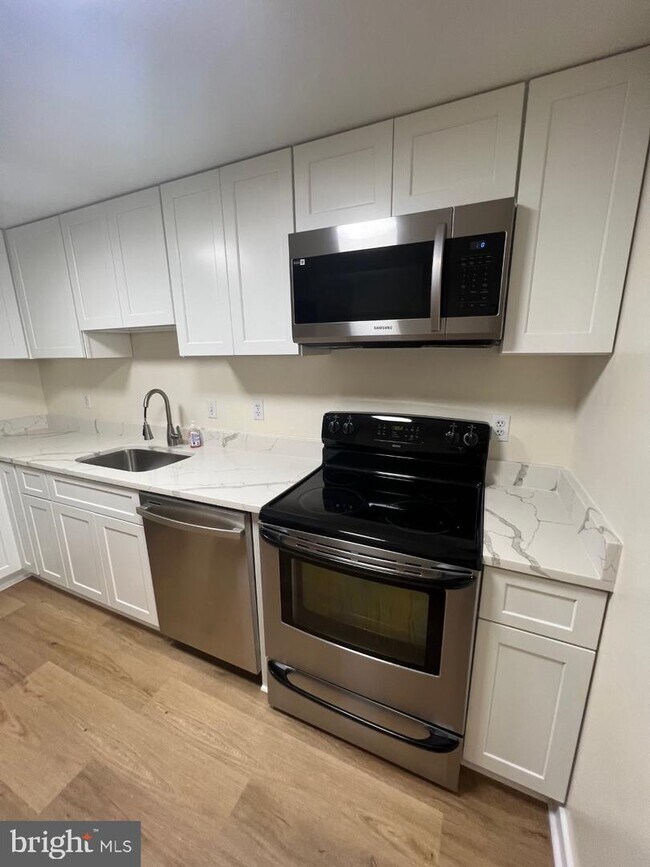 Building Photo - 1530 Key Blvd