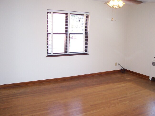 Building Photo - 258 Senator Pl