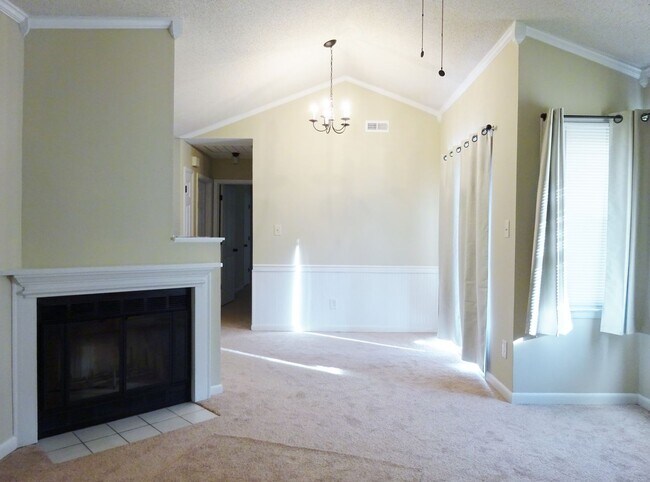 Building Photo - Charming Home Minutes to Camp Lejeune!