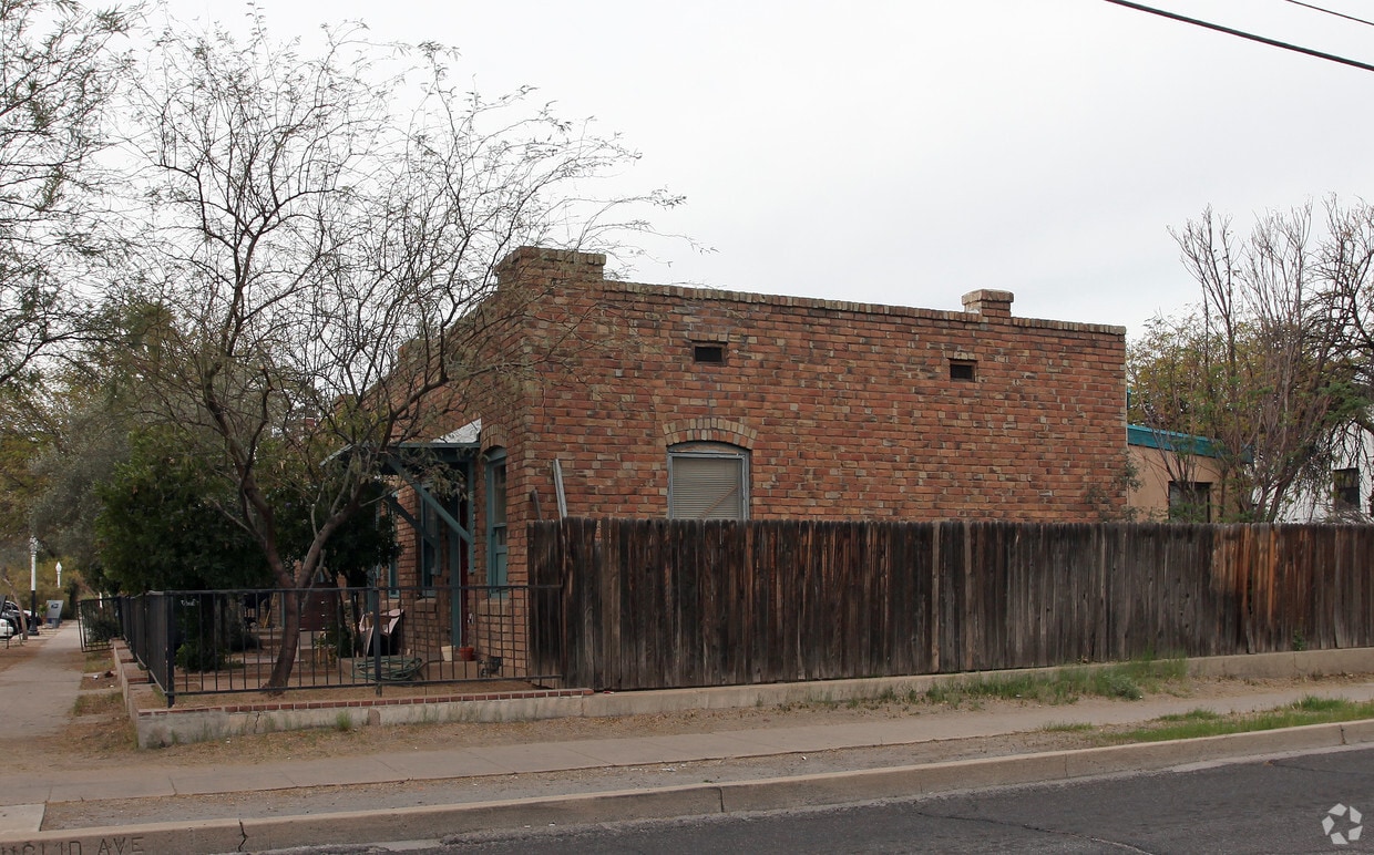 Building Photo - 735 E 10th St