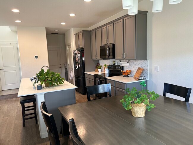 Foto del edificio - 9753 Birch Ln