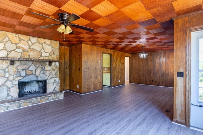 Building Photo - 1032 Bedford Dr