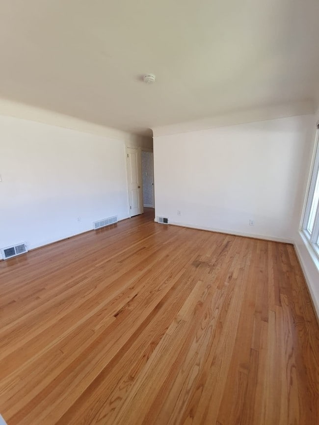 Building Photo - Solid 3 Bedroom 2 Full Bath Brick Ranch