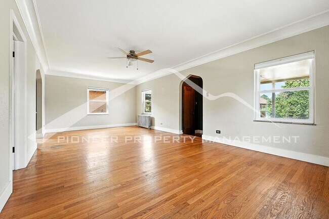 Building Photo - Charming Home with Washer/Dryer and Fenced...