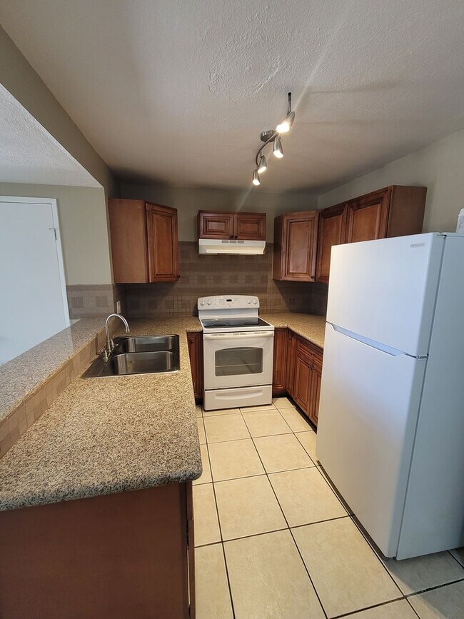 Foto del edificio - Single-Story 1-Bedroom Condo in a Highland...