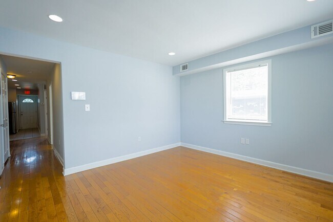 Building Photo - Charming 2 BR/1 BA Apartment in Deanwood –...