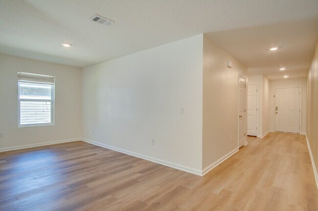 Foto del edificio - 3-Bed, 2-Bath Modern Home in Prime Locatio...
