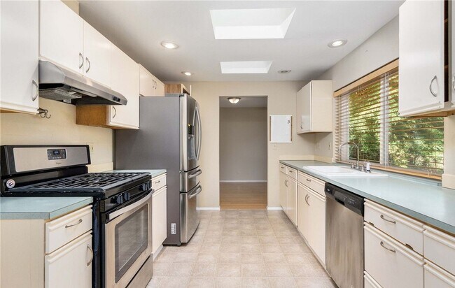 Building Photo - ***MOVE IN SPECIAL!!!*** 2 Bedroom 2 Bathr...