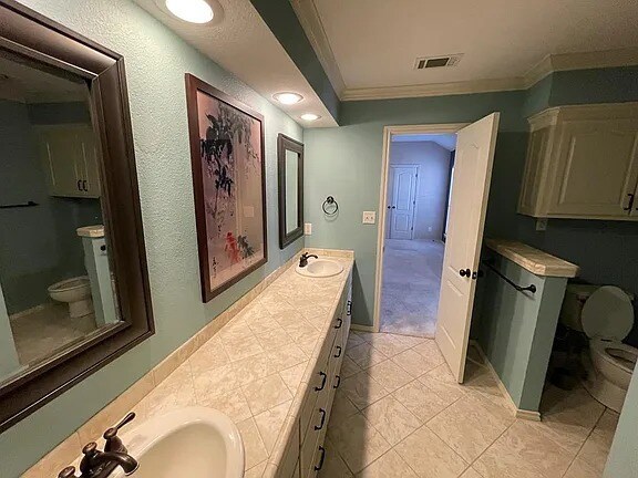 Foto del edificio - Comfy 3 bd/2 bth home in quiet neighborhood. Walk to the grocery store. 10 minutes to downtown. A...