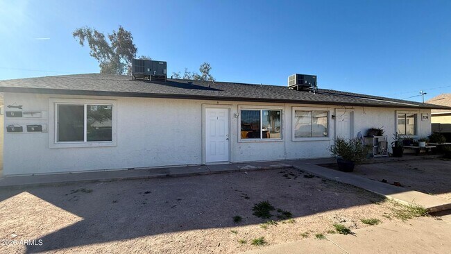 Foto del edificio - 2739 E Tamarisk Ave