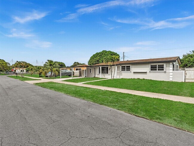 Foto del edificio - 19021 NW 23rd Ct