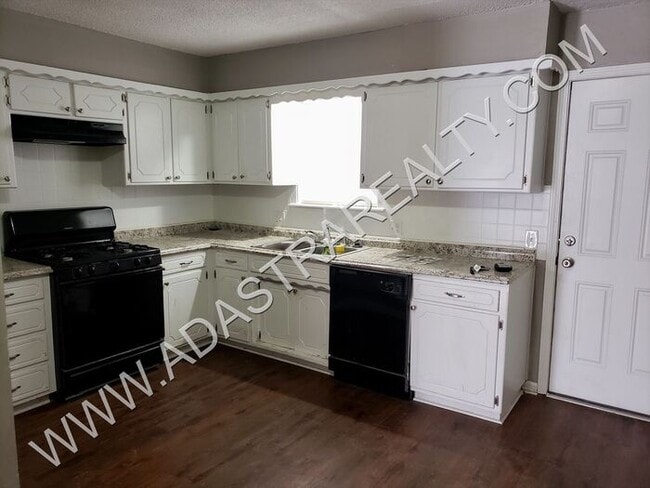 Building Photo - Very Nice 3 Bedroom/1 Bath Duplex in Olath...