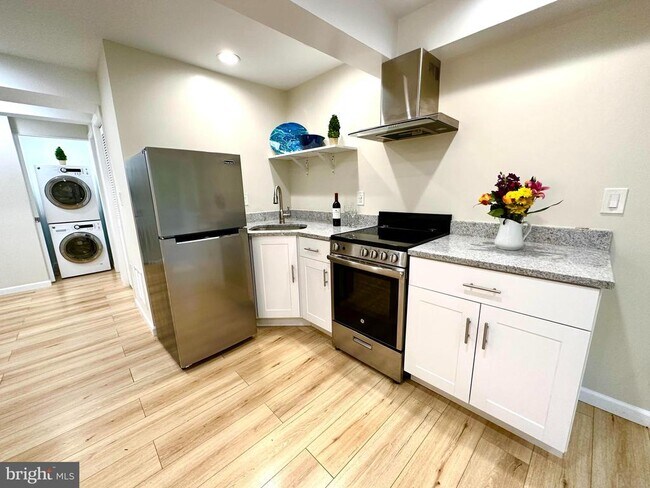 Foto del edificio - 8301 Windfall Rd