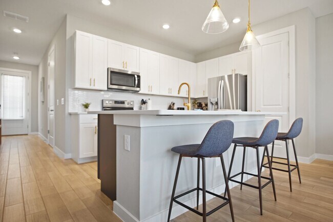 Building Photo - Townhome available for rent in Davenport!