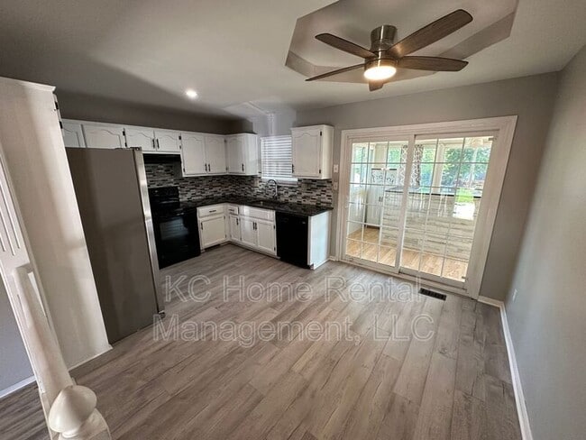 Building Photo - 203 SW. Cross Creek Dr.