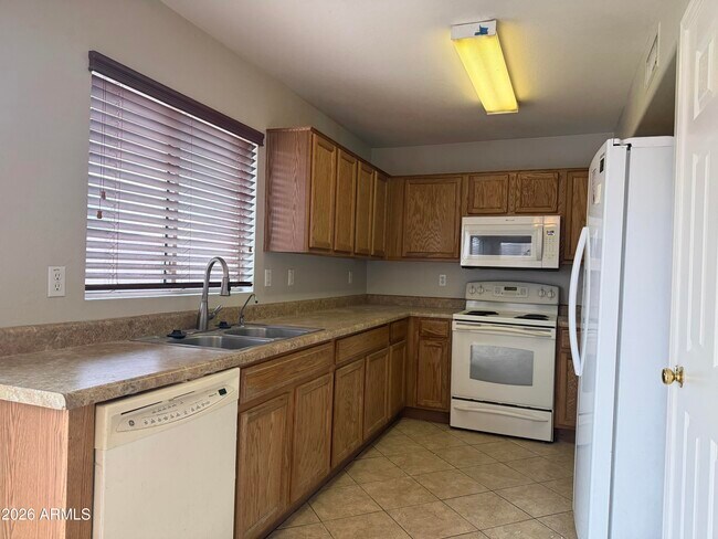 Foto del edificio - 15888 W Yavapai St