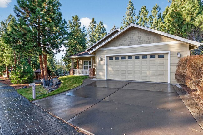 Building Photo - 4 Bedroom Awbrey Court Home with Main-Level Primary + Bonus Living Area