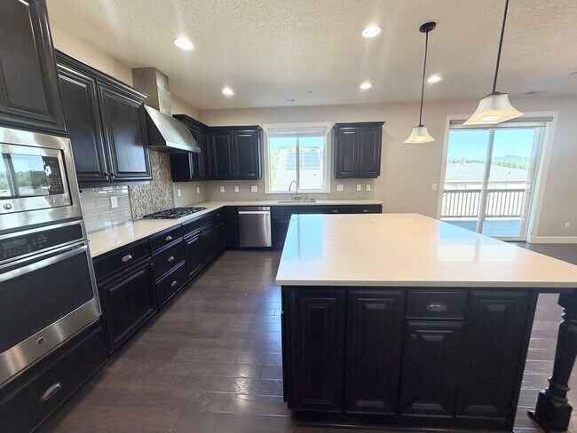 Foto del edificio - Beautiful 5 Bedroom with Den/Office and Large Bonus Room in Bethany Ridge!!!