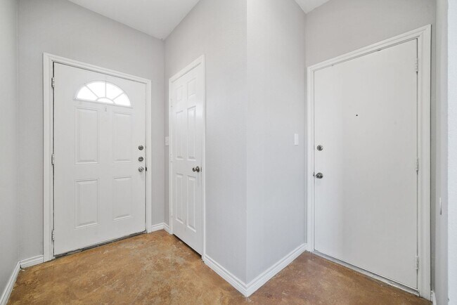 Building Photo - 3 bed 2.5 bath located in Gardens at The S...