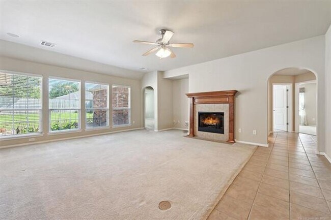 Foto del edificio - Large family home with plenty of space! This home has 4 bedrooms (or 3 with office), large family...