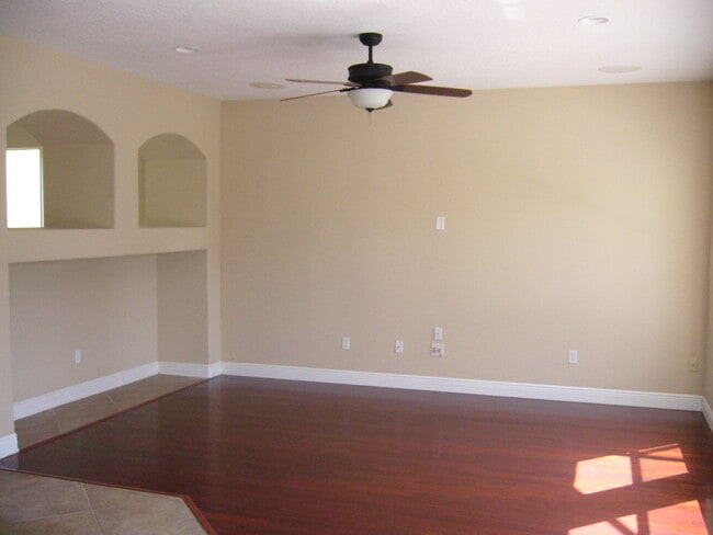 Building Photo - 4 Bedroom/2.5 Bath next to Lake in Winderm...