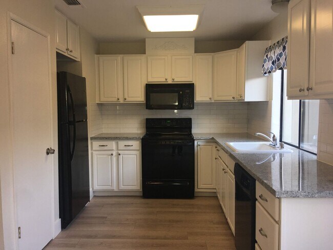 Foto del edificio - Freshly updated Woodside Park townhouse, close to Fresno State. *Ask about our Move-in Special