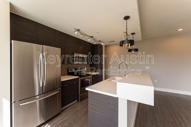 Building Photo - 604 N Bluff Dr