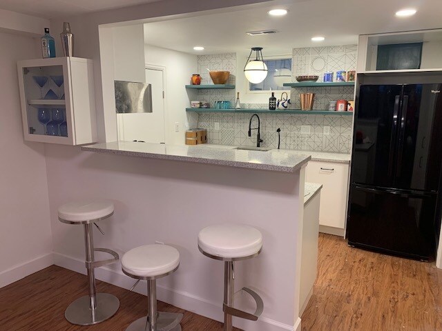 kitchen and breakfast bar - 1355 Quebec St