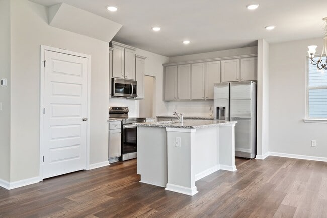 Building Photo - 4 bed / 2.5 bath in Gainesville! Retreat at Chicopee