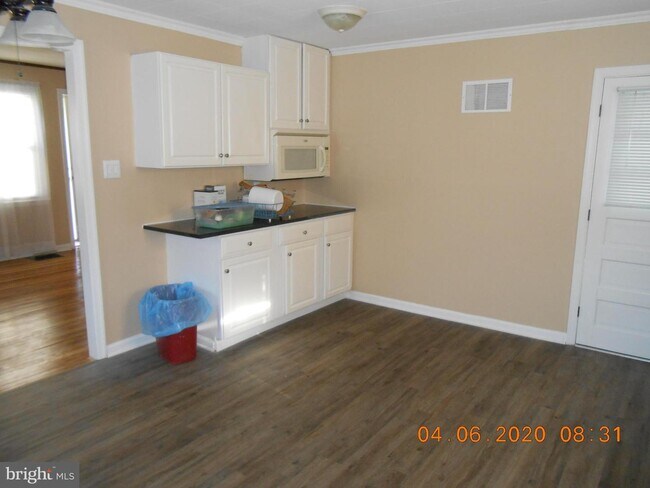 Building Photo - 240 Kells Ave