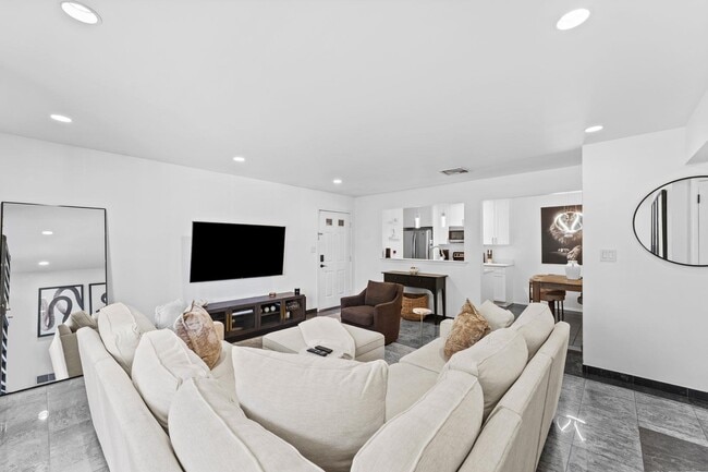 Building Photo - 800 River Rd