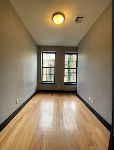 Foto del edificio - 17-22 Greene Ave
