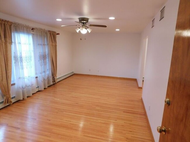 Building Photo - 1st Floor Lyndhurst Apartment - 3 Bdrm