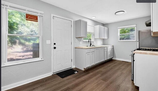 Foto del edificio - 9509 Pratt Ave