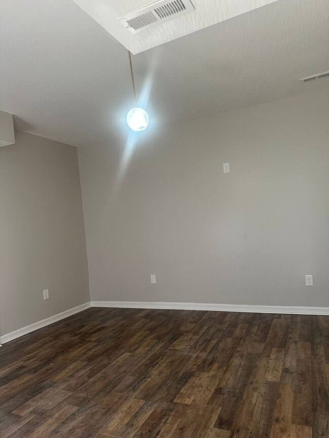 Building Photo - 3 Bedroom 2 Bathroom House for Rent on the...