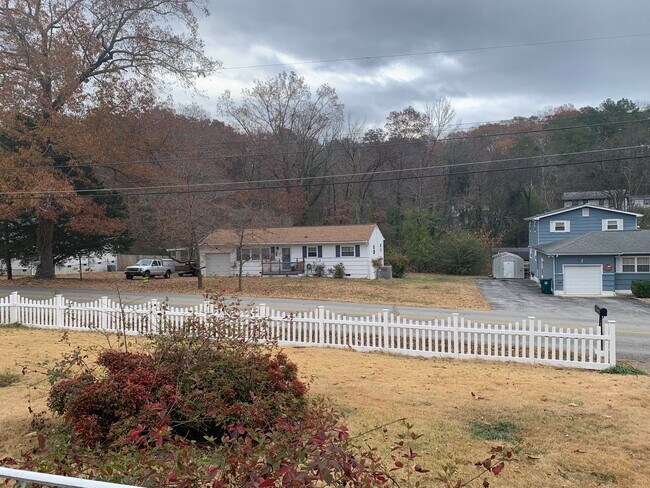 Building Photo - 3 Bedroom Home in Hixson