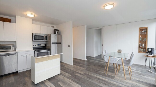 Foto del edificio - 2400 N Lakeview Ave